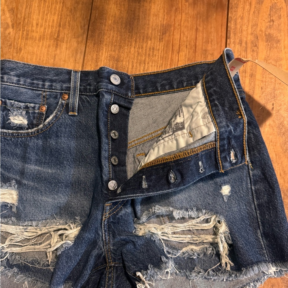 Levi 501 destroyed denim shorts Size 29 NWT - Picture 2 of 4